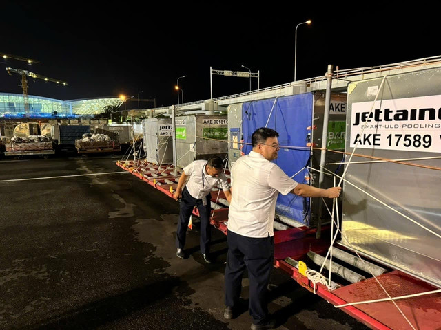 Kiểm tra bãi tập kết phương tiện. Ảnh: Phan Công