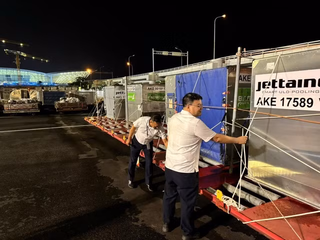 Kiểm tra bãi tập kết phương tiện. Ảnh: Phan Công