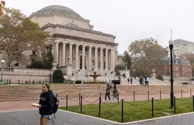 Bên ngoài ĐH Columbia, New York. Ảnh REUTERS
