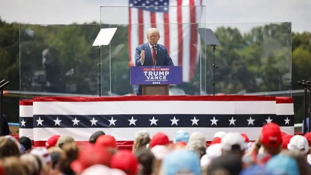 Ông Trump phát biểu sau lớp kính chống đạn trong cuộc vận động tranh cử ở TP Asheboro, bang North Carolina, ngày 21-8 - Ảnh: Reuters Ông Trump phát biểu sau lớp kính chống đạn trong cuộc vận động tranh cử ở TP Asheboro, bang North Carolina, ngày 21-8 - Ảnh: Reuters