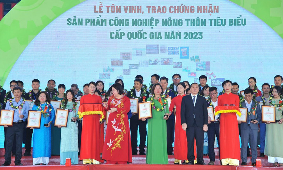 Lễ tôn vinh, trao chứng nhận sản phẩm công nghiệp nông thôn tiêu biểu cấp quốc gia năm 2023 (ảnh Sở Công thương cung cấp). Lễ tôn vinh, trao chứng nhận sản phẩm công nghiệp nông thôn tiêu biểu cấp quốc gia năm 2023 (ảnh Sở Công thương cung cấp).