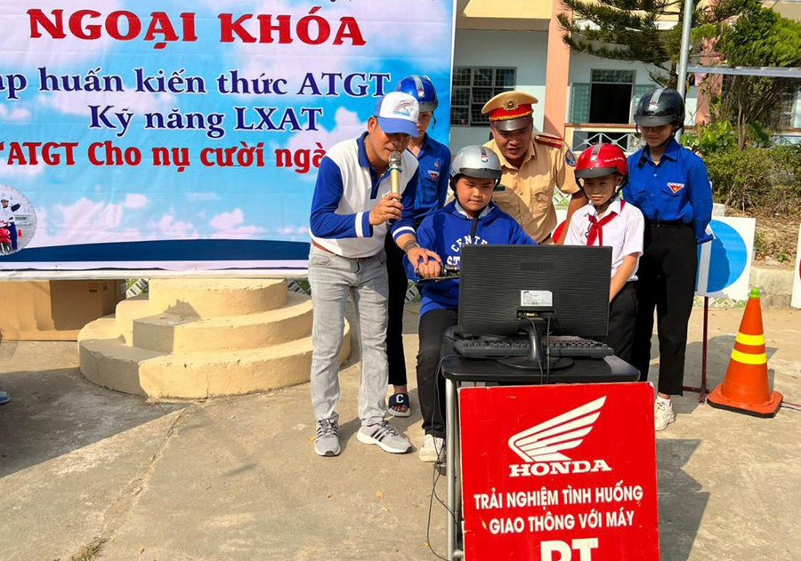 Lực lượng Cảnh sát Giao thông Công an huyện Đak Pơ tổ chức ngoại khóa phổ biến kiến thức an toàn giao thông cho học sinh. Ảnh: H.V