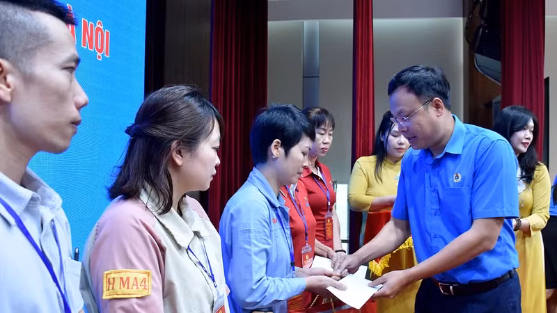 Lãnh đạo Liên đoàn Lao động thành phố Hà Nội trao quà tặng đoàn viên, người lao động nhân Tháng Công nhân năm 2024.