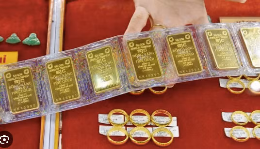 Giá nhẫn tròn trơn ở mức 77,1 triệu đồng/lượng, giá vàng SJC 80 triệu đồng/lượng. (Ảnh: BTMC).