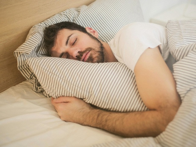 Các chuyên gia khuyến cáo người bị ngưng thở khi ngủ nên nằm nghiêng và tránh nằm ngửa khi ngủ. Ảnh PEXELS Các chuyên gia khuyến cáo người bị ngưng thở khi ngủ nên nằm nghiêng và tránh nằm ngửa khi ngủ. Ảnh PEXELS