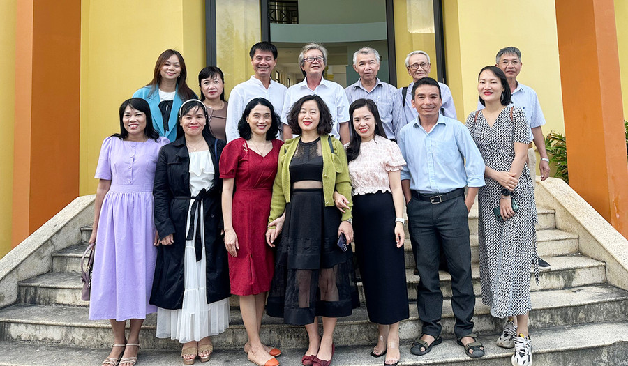 Các hội viên Hội Văn học Nghệ thuật tỉnh Gia Lai đi thực tế tại Phú Yên. Ảnh: Đình Phê