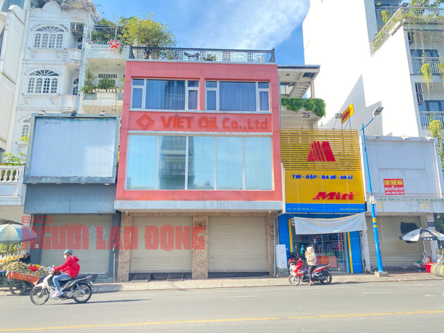 Trụ sở chính của Xuyên Việt Oil tại 465-467 Hai Bà Trưng, phường Võ Thị Sáu, quận 3, TP HCM đã bị đóng cửa, tháo bảng hiệu Trụ sở chính của Xuyên Việt Oil tại 465-467 Hai Bà Trưng, phường Võ Thị Sáu, quận 3, TP HCM đã bị đóng cửa, tháo bảng hiệu