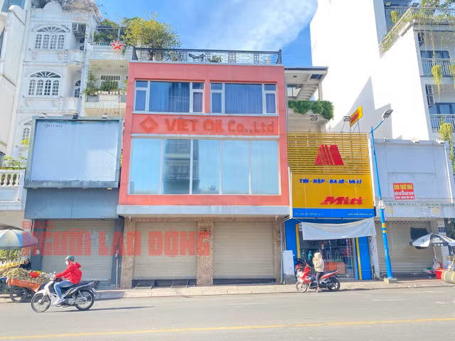Trụ sở chính của Xuyên Việt Oil tại 465-467 Hai Bà Trưng, phường Võ Thị Sáu, quận 3, TP HCM đã bị đóng cửa, tháo bảng hiệu