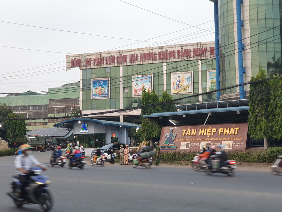 Công an đang phong tỏa trụ sở Tân Hiệp Phát. Ảnh: Đình Trọng Công an đang phong tỏa trụ sở Tân Hiệp Phát. Ảnh: Đình Trọng