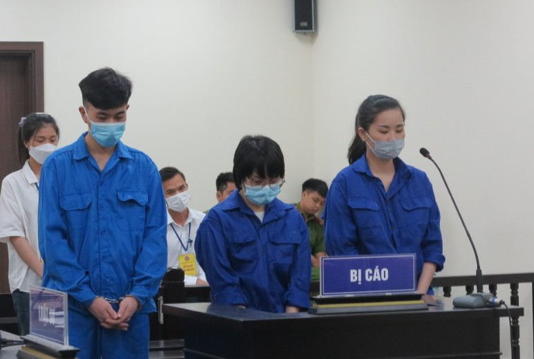 4 bị cáo trong vụ án mua bán trẻ sơ sinh tại phiên xử hôm 12.6. Ảnh: Quang Việt 4 bị cáo trong vụ án mua bán trẻ sơ sinh tại phiên xử hôm 12.6. Ảnh: Quang Việt