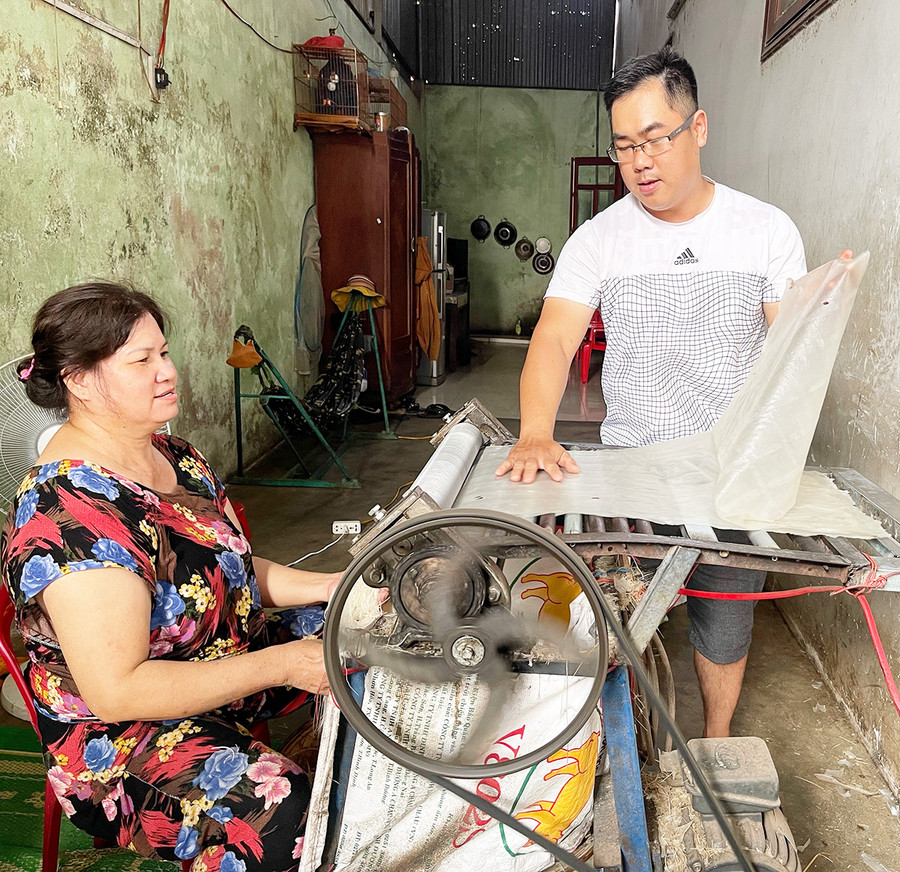 Công đoạn cắt sợi phở. Ảnh: Hoàng Ngọc Công đoạn cắt sợi phở. Ảnh: Hoàng Ngọc