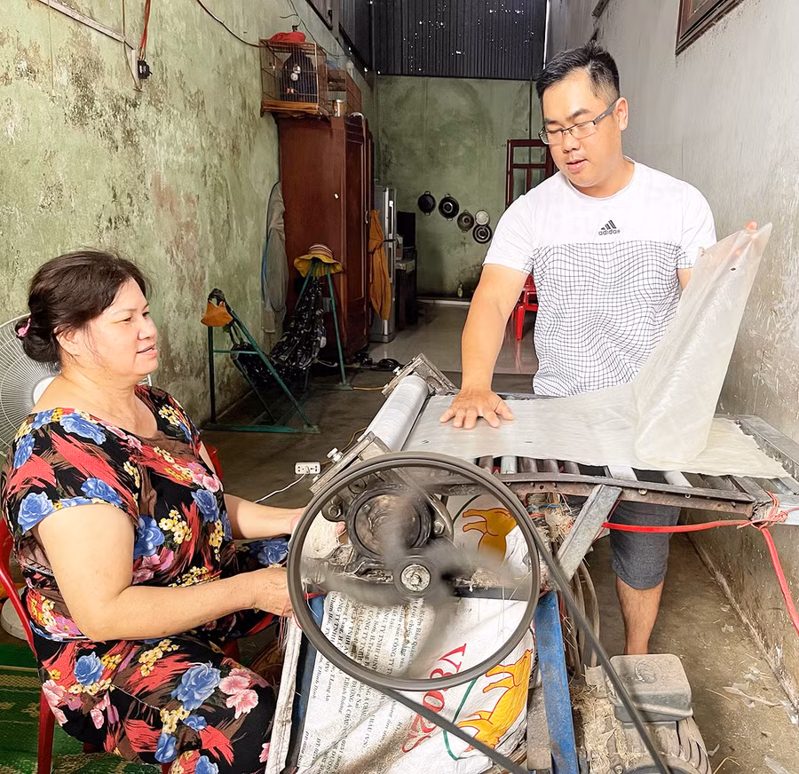 Công đoạn cắt sợi phở. Ảnh: Hoàng Ngọc