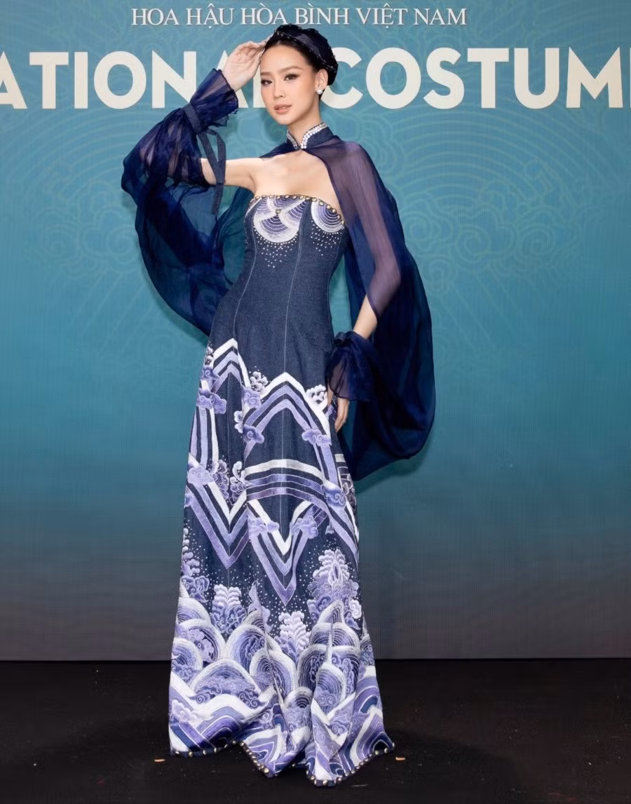 Đương kim Hoa hậu Liên lục địa Lê Nguyễn Bảo Ngọc với áo dài cách tân, phần thân trên cúp ngực, tạo điểm nhấn với tay áo voan.