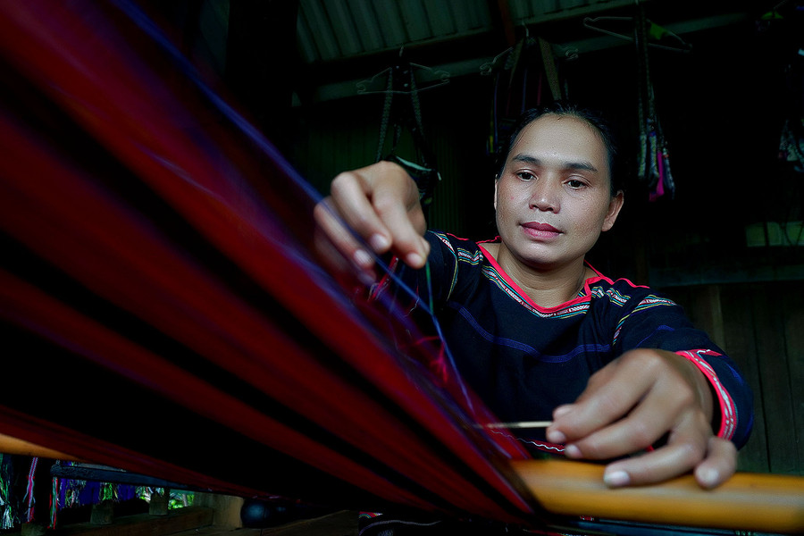 Ở bất kỳ buôn làng nào cũng vẫn còn những người phụ nữ tỉ mỉ dệt nên hoa văn, họa tiết thổ cẩm. Ảnh: Đức Thụy