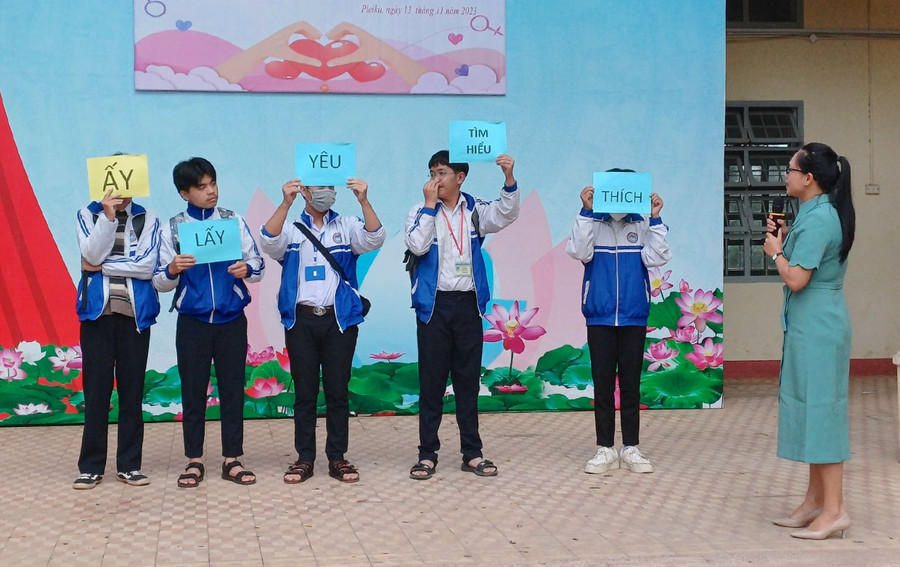 Buổi ngoại khóa về chăm sóc sức khỏe sinh sản vị thành niên, lồng ghép truyền thông giảm thiểu tảo hôn cho học sinh Trường THPT Nguyễn Chí Thanh (TP. Pleiku). Ảnh: M.T Buổi ngoại khóa về chăm sóc sức khỏe sinh sản vị thành niên, lồng ghép truyền thông giảm thiểu tảo hôn cho học sinh Trường THPT Nguyễn Chí Thanh (TP. Pleiku). Ảnh: M.T