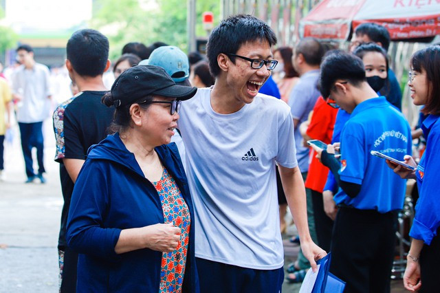 Niềm vui của thí sinh sau khi kết thúc kỳ thi tốt nghiệp THPT 2024. Ảnh: HỮU HƯNG Niềm vui của thí sinh sau khi kết thúc kỳ thi tốt nghiệp THPT 2024. Ảnh: HỮU HƯNG