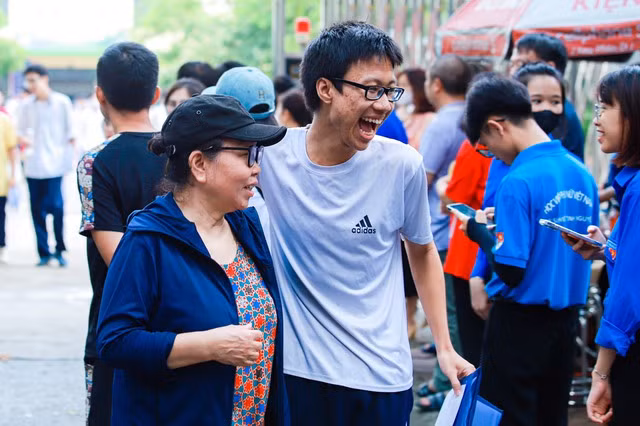 Niềm vui của thí sinh sau khi kết thúc kỳ thi tốt nghiệp THPT 2024. Ảnh: HỮU HƯNG