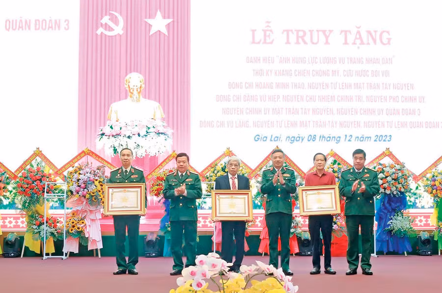 Trao danh hiệu Anh hùng lực lượng vũ trang nhân dân cho đại diện các gia đình: Thượng tướng Hoàng Minh Thảo, Thượng tướng Đặng Vũ Hiệp, Thượng tướng Vũ Lăng. Ảnh: V.H