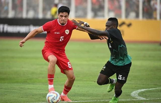 Cầu thủ nhập tịch Indonesia Ragnar Oratmangoen (trái) chơi nổi bật ở trận giao hữu gặp Tanzania. Ảnh: PSSI