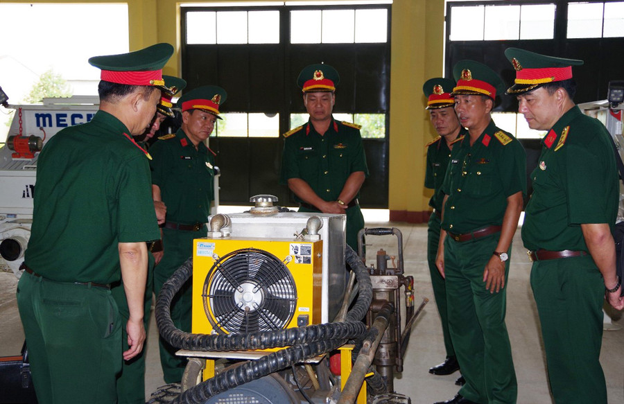 Kiểm tra trang-thiết bị kỹ thuật ở Lữ đoàn Công binh 280. Ảnh: V.H Kiểm tra trang-thiết bị kỹ thuật ở Lữ đoàn Công binh 280. Ảnh: V.H
