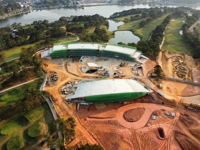 Tòa nhà câu lạc bộ golf xây dựng sai phép và không phép trong Đồi cù Đà Lạt. Ảnh: Bá Duy