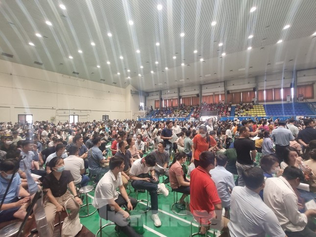 Xếp hàng bốc thăm mua nhà ở xã hội sáng 20/5 (Ảnh: Ngọc Mai). Xếp hàng bốc thăm mua nhà ở xã hội sáng 20/5 (Ảnh: Ngọc Mai).