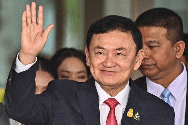 Ông Thaksin Shinawatra tại sân bay Don Mueang ngày 22.8. Ảnh: AFP