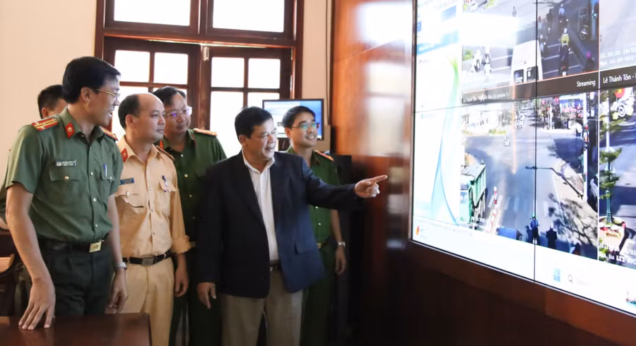 Thiếu tướng Rah Lan Lâm-Ủy viên Ban Thường vụ Tỉnh ủy, Giám đốc Công an tỉnh kiểm tra Hệ thống giám sát trật tự an toàn xã hội tại TP. Pleiku. Ảnh: Thúy Trinh