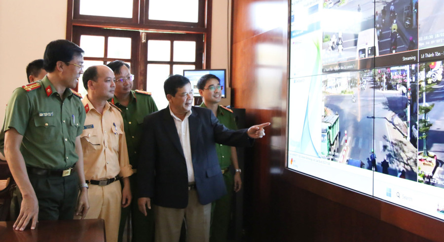 Thiếu tướng Rah Lan Lâm-Ủy viên Ban Thường vụ Tỉnh ủy, Giám đốc Công an tỉnh kiểm tra Hệ thống giám sát trật tự an toàn xã hội tại TP. Pleiku. Ảnh: Thúy Trinh Thiếu tướng Rah Lan Lâm-Ủy viên Ban Thường vụ Tỉnh ủy, Giám đốc Công an tỉnh kiểm tra Hệ thống giám sát trật tự an toàn xã hội tại TP. Pleiku. Ảnh: Thúy Trinh