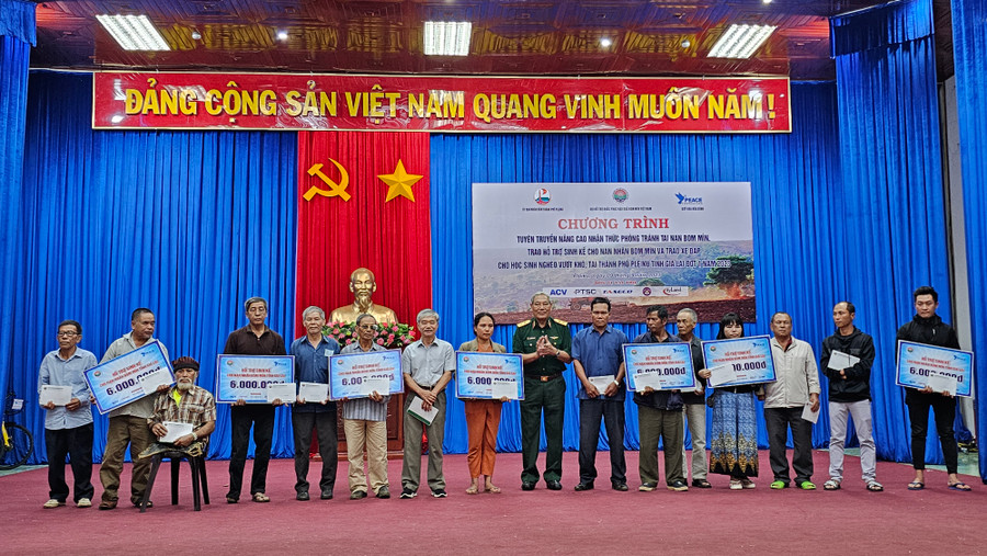Hỗ trợ sinh kế cho nạn nhân bom mìn có hoàn cảnh khó khăn trên địa bàn TP. Pleiku. Ảnh: Bá Bính