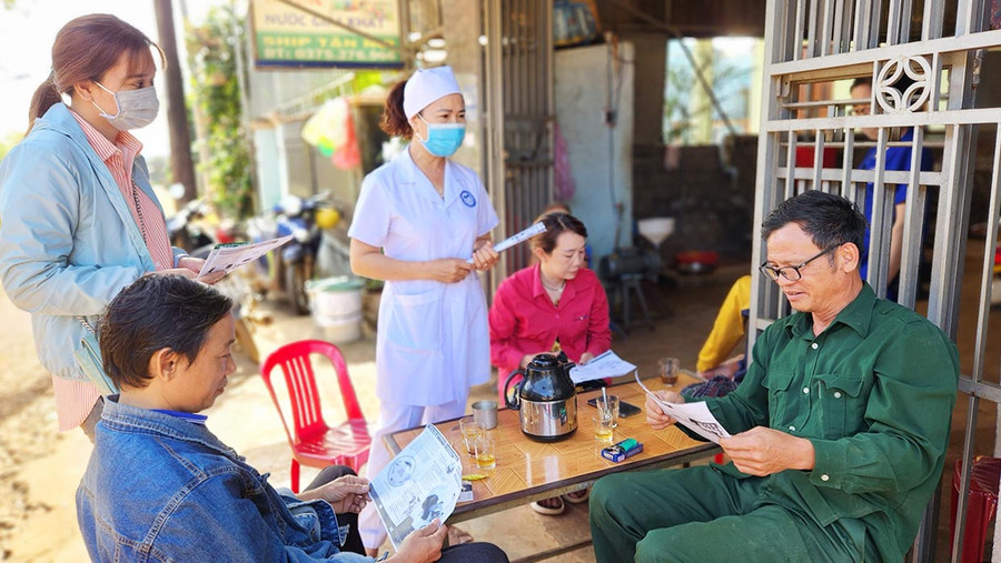 Nhân viên y tế tăng cường thông tin, tuyên truyền kiến thức về ATTP, phòng-chống ngộ độc thực phẩm, bệnh truyền qua thực phẩm đến người dân. Ảnh: Như Nguyện