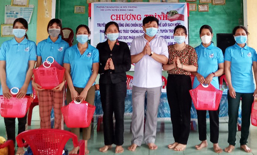 Phòng Tài nguyên và Môi trường huyện Mang Yang tặng giỏ xách nhựa cho người dân đi chợ để hạn chế sử dụng túi ni lông. Ảnh: D.N