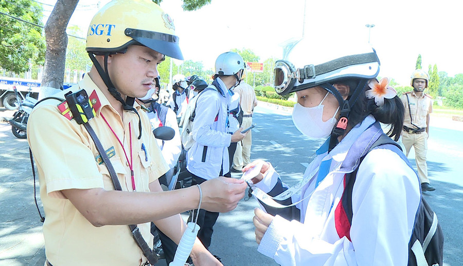 Lực lượng Cảnh sát Giao thông Công an thị xã Ayun Pa kiểm tra học sinh điều khiển phương tiện tham gia giao thông. Ảnh: T.D Lực lượng Cảnh sát Giao thông Công an thị xã Ayun Pa kiểm tra học sinh điều khiển phương tiện tham gia giao thông. Ảnh: T.D