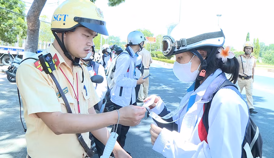Lực lượng Cảnh sát Giao thông Công an thị xã Ayun Pa kiểm tra học sinh điều khiển phương tiện tham gia giao thông. Ảnh: T.D