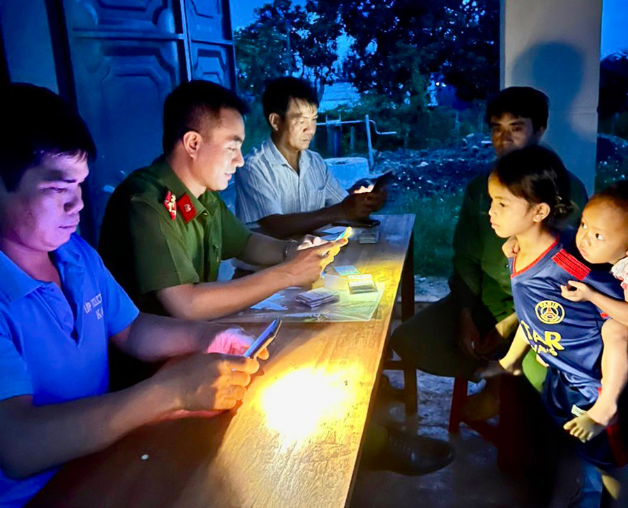 Các cơ quan, đơn vị làm việc cả ban đêm để đạt kết quả cao nhất. Ảnh: Nhật Hào Các cơ quan, đơn vị làm việc cả ban đêm để đạt kết quả cao nhất. Ảnh: Nhật Hào