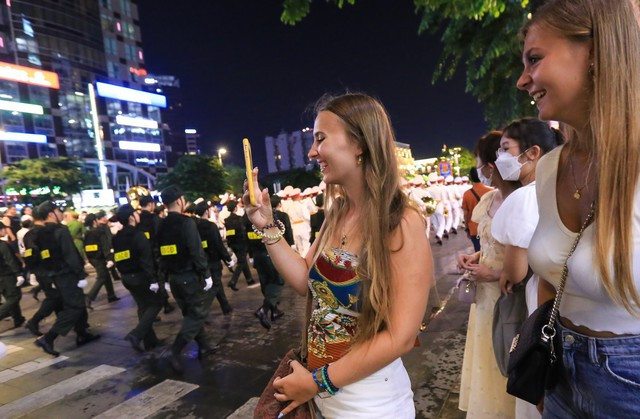 Khách quốc tế đến Việt Nam chủ yếu theo chương trình tự túc. Ảnh: NT