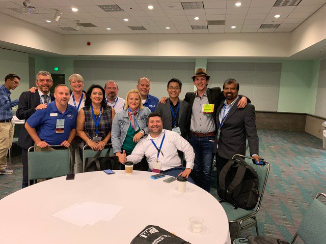 Triều Châu (thứ 3 từ phải qua) tốt nghiệp một trường đại học trong nước và đạt nhiều thành tựu quốc tế