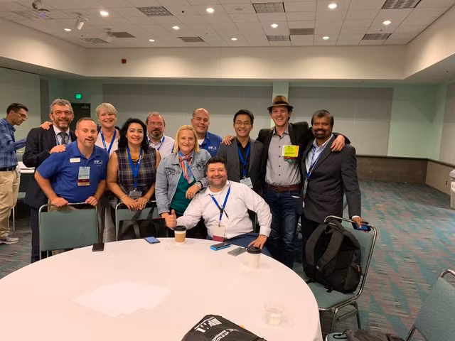 Triều Châu (thứ 3 từ phải qua) tốt nghiệp một trường đại học trong nước và đạt nhiều thành tựu quốc tế