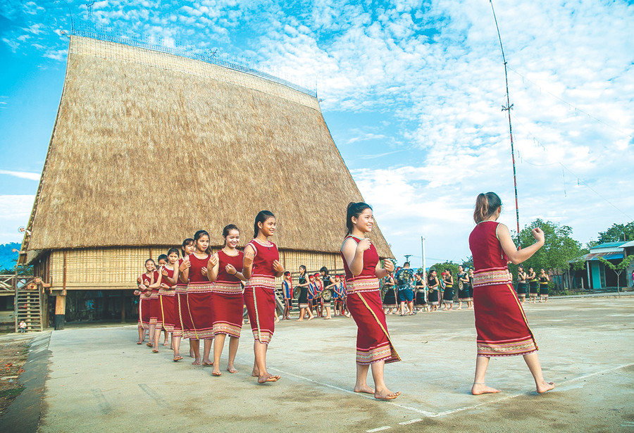 Những pho sử thi thường được các nghệ nhân kể dưới ảnh lửa lập lòe dưới mái nhà rông lừng lững. Ảnh: Quốc Nguyễn Những pho sử thi thường được các nghệ nhân kể dưới ảnh lửa lập lòe dưới mái nhà rông lừng lững. Ảnh: Quốc Nguyễn