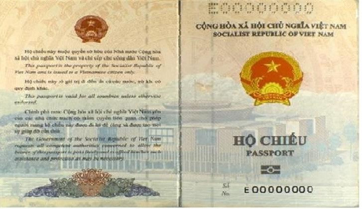 Mẫu hộ chiếu phổ thông gắn chip, bìa vẫn là màu tím cùng với hộ chiếu không gắn chip. Ảnh: Bộ Công an