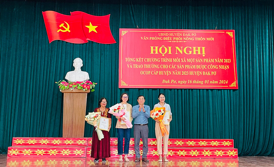 Đak Pơ trao chứng nhận sản phấm OCOP 3 sao cấp huyện cho chủ thể có sản phẩm đạt chứng nhận. Ảnh: Nguyễn Hiền