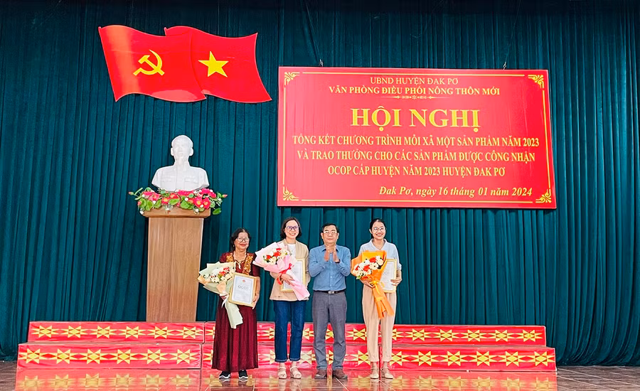 Đak Pơ trao chứng nhận sản phấm OCOP 3 sao cấp huyện cho chủ thể có sản phẩm đạt chứng nhận. Ảnh: Nguyễn Hiền