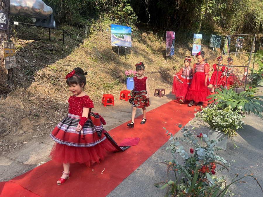 Người mẫu nhí tham gia show diễn Người mẫu nhí tham gia show diễn