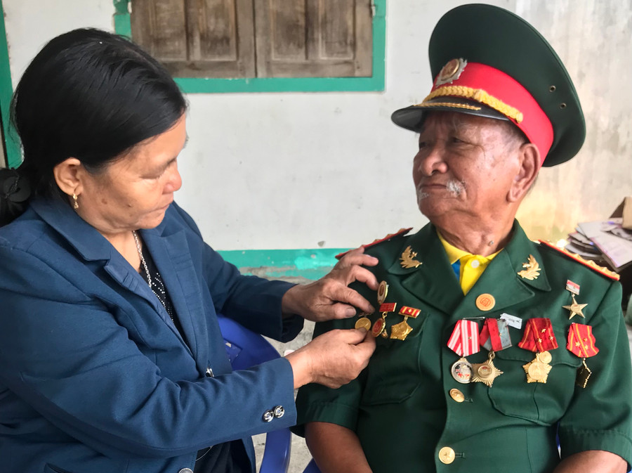 Vợ chồng anh hùng A Xâu (ảnh chụp cuối tháng 3 /2023). Ảnh: NVC