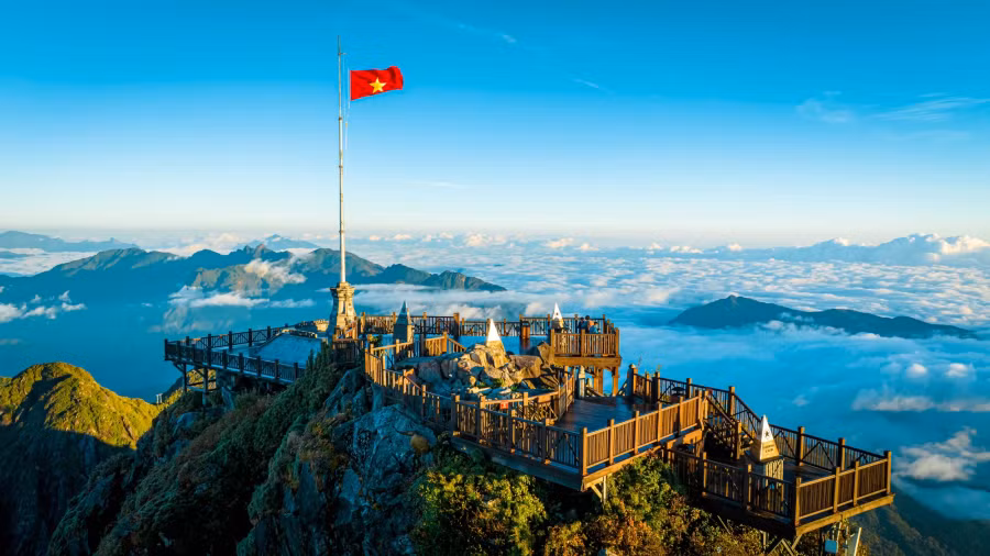 Đặc biệt, vào những ngày cuối thu (khoảng tháng 10 đến tháng 2 năm sau), ngàn mây như suối thác cuồn cuộn đổ về dãy Hoàng Liên Sơn, lấp đầy các thung lũng chỉ lộ ra những chóp núi nhọn hoắt trùng trùng điệp điệp. Ảnh: BÙI VĂN HẢI