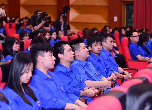 Các đoàn viên, thanh niên tham gia chương trình. Ảnh: XUÂN TÙNG