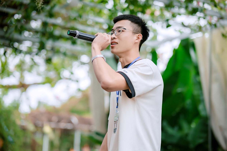 Rapper Hoàng KayLee thường xuyên tham gia các hoạt động cộng đồng. Ảnh NVCC