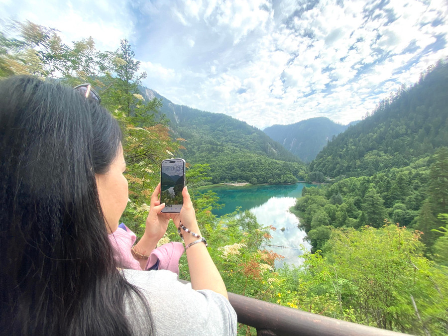 Du khách dừng bên hồ Ngũ Hoa. Ảnh HỨA XUYÊN HUỲNH