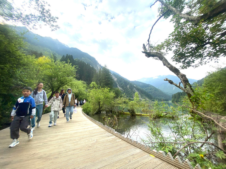 Từ sáng sớm, nhiều du khách đã dạo bước bên hồ Gương. Ảnh HỨA XUYÊN HUỲNH