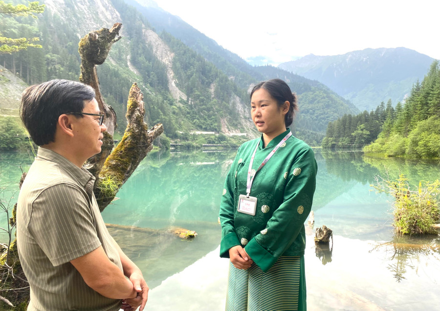 PV Thanh Niên trao đổi với nữ hướng dẫn viên Liêu Cẩm. Ảnh HỨA XUYÊN HUỲNH